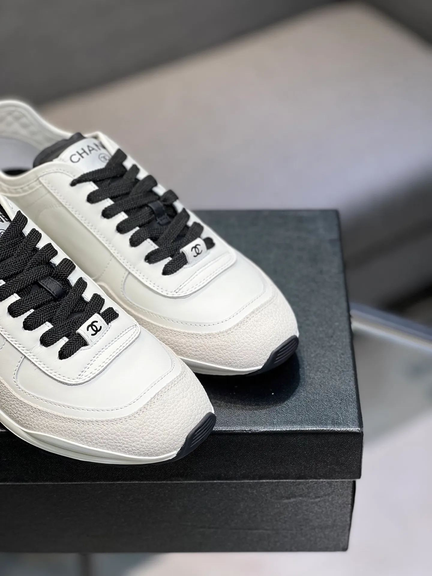 Men's men's shoes 💰620 Exclusive real shot (top version) CHANEL Chanel 2025ss color matching thick-soled casual sports shoes and sneakers. The counter is synchronized. The counter is very popular. A shoe that is very difficult to buy. The most popular thick-soled panda shoes on the Internet. It can be imagined that Xiaoxiang control can't miss it. It has both good looks and comfort. Simple and versatile white shoes. The thick sole increases the height and is super versatile. Close your eyes and wear it. Whoever wears it will look better. Upper: calfskin Lining: imported sheepskin lining Outsole: TPU original outsole Size: 35-44 (customized for women 41 and 40, and 45 for men)